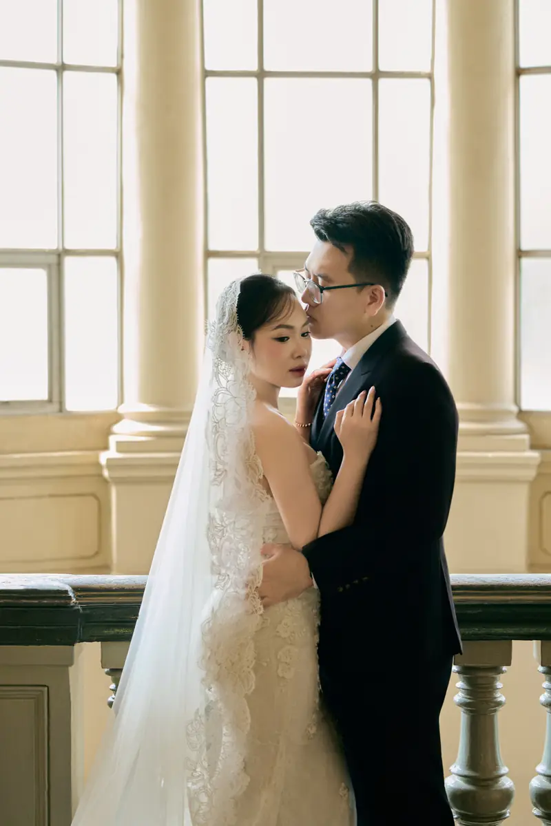 Bên cửa sổ